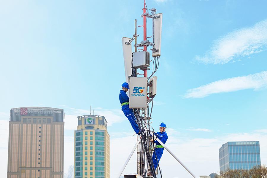 تقوم شركة VNPT بشكل عاجل بتثبيت محطات إرسال 5G لخدمة العملاء في جميع أنحاء البلاد.
