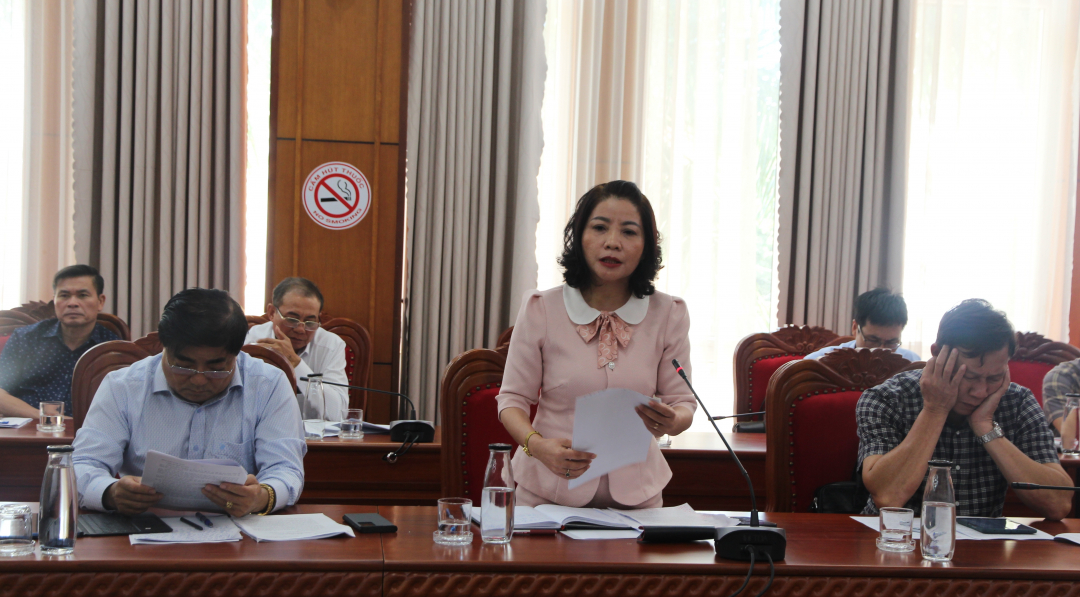 La secretaria del Comité del Partido de la ciudad de Buon Ho, Nguyen Thi Thu Nguyet, contribuyó con sus opiniones en la conferencia.