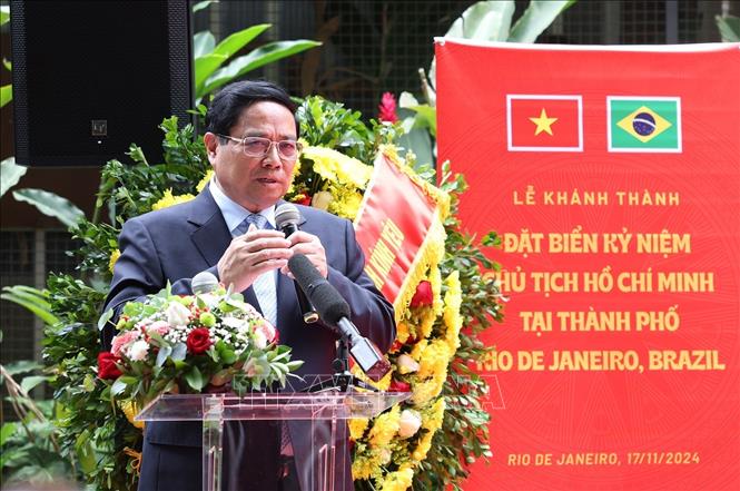 El Primer Ministro asiste a la ceremonia de colocación de una placa conmemorativa en memoria del Presidente Ho Chi Minh en Río de Janeiro