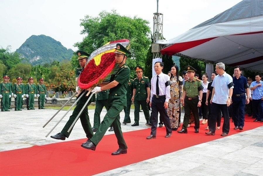 Funérailles et inhumation de 16 restes de soldats volontaires et d'experts vietnamiens décédés au Laos