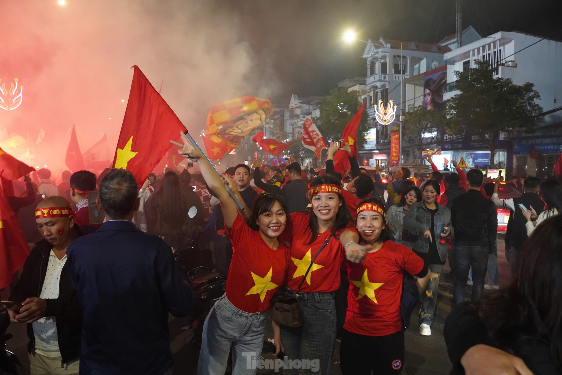 Viet Tri people stay up all night to celebrate Vietnam team entering the finals photo 10