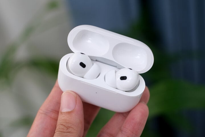 Tại sao AirPods hay bị hỏng hoặc chai pin một bên tai? (Ảnh minh họa)