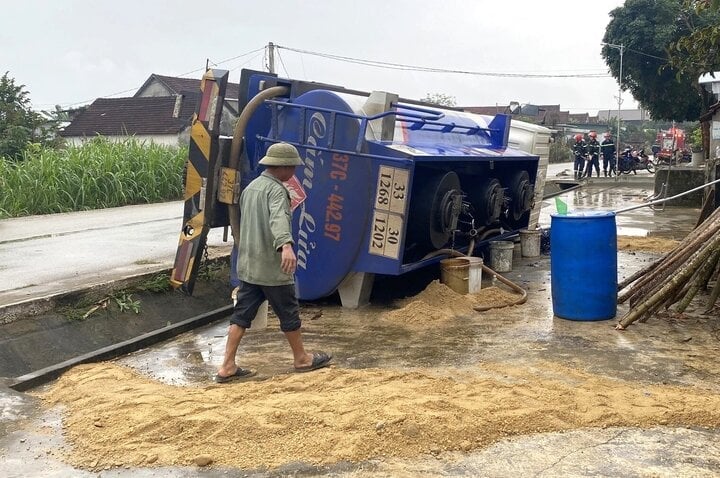 Lực lượng chức năng rải cát xung quanh xe để phòng cháy nổ.