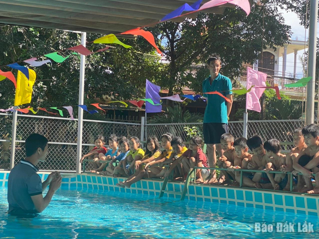 Instrucción de habilidades de natación para niños.