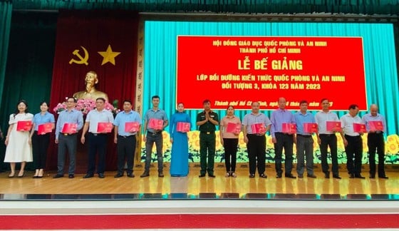 181 cán bộ TPHCM hoàn thành tốt khóa học quốc phòng - an ninh ảnh 3