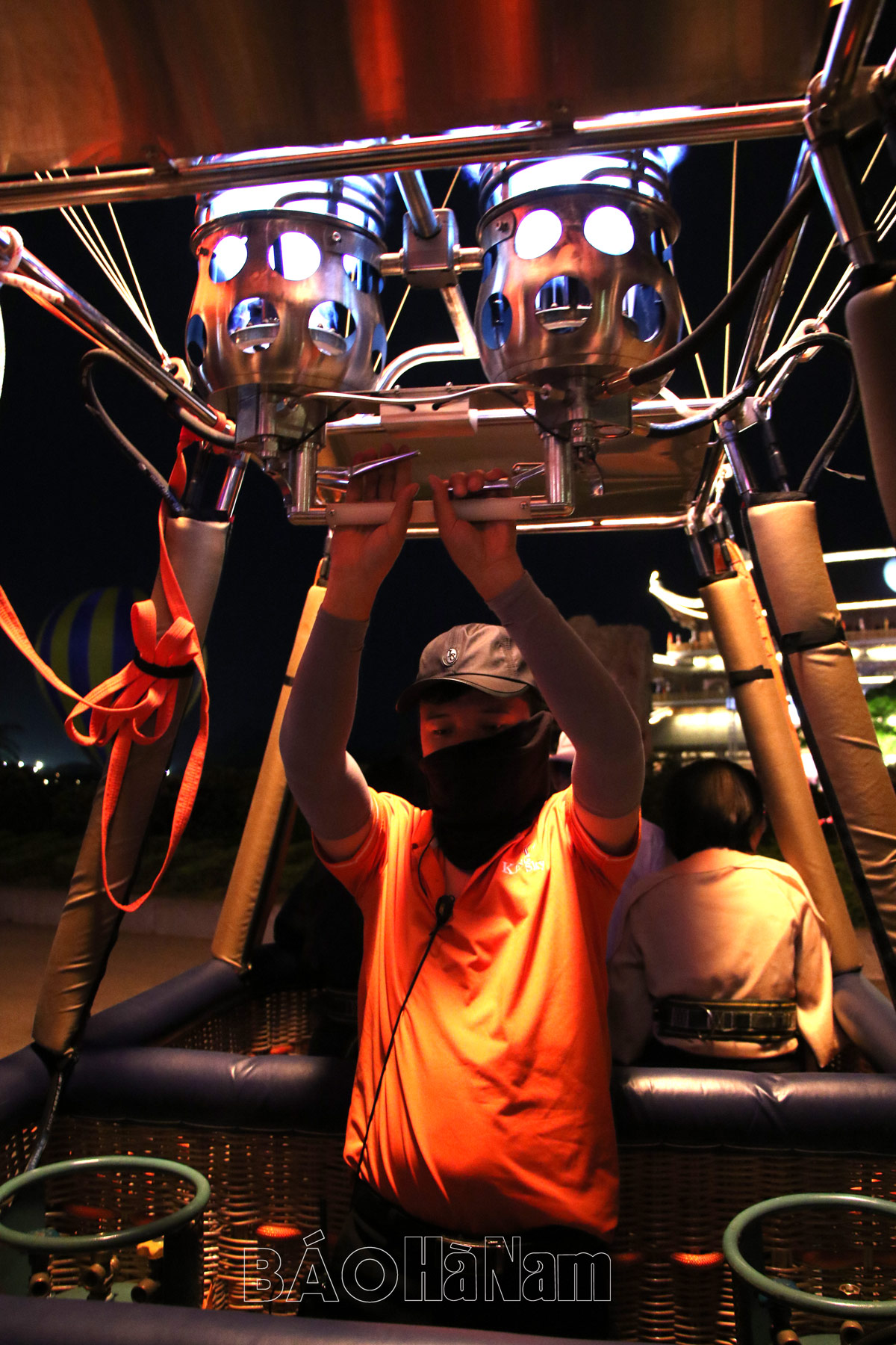 Thousands of people participated in hot air balloon flying experience activities during Ha Nam Culture and Tourism Week 2023