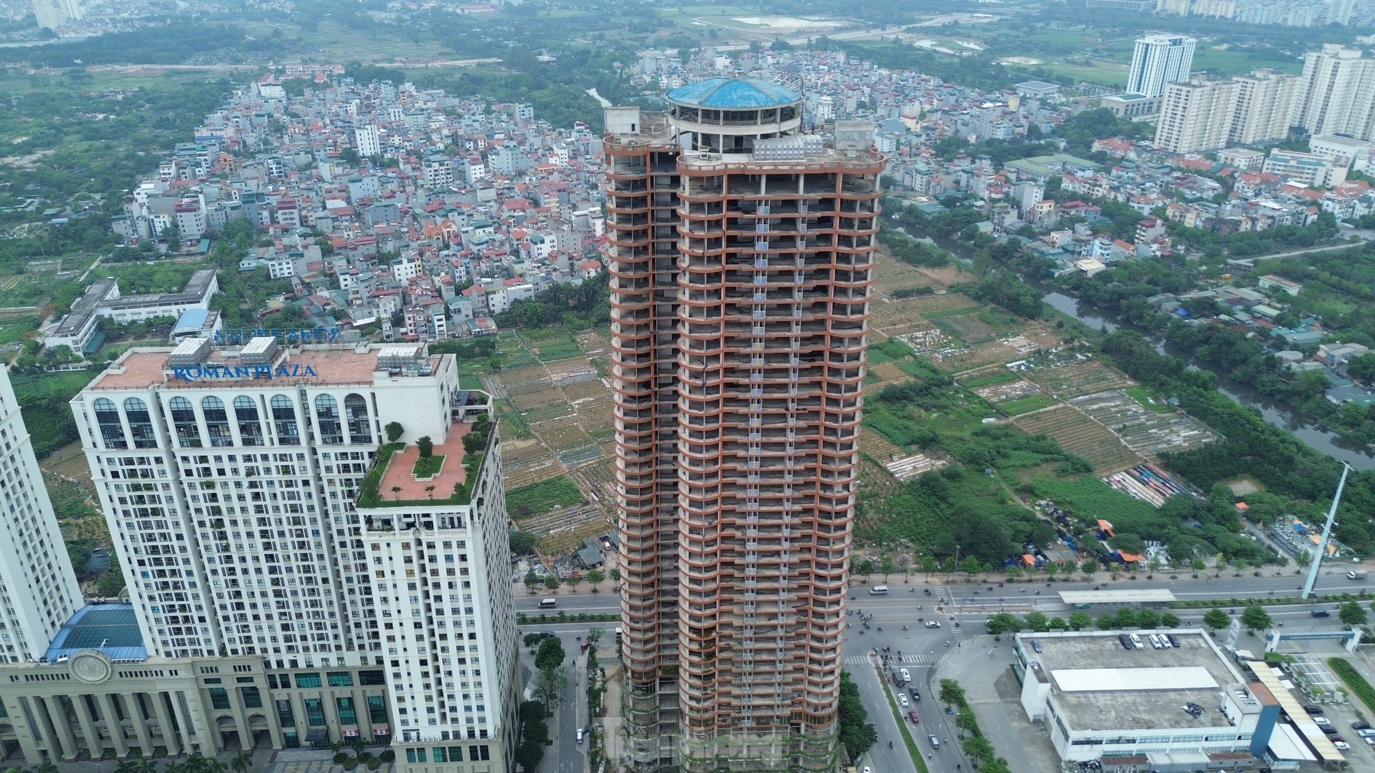 Movements of a series of apartment projects in Hanoi after a long period of abandonment and fenced off with corrugated iron photo 4