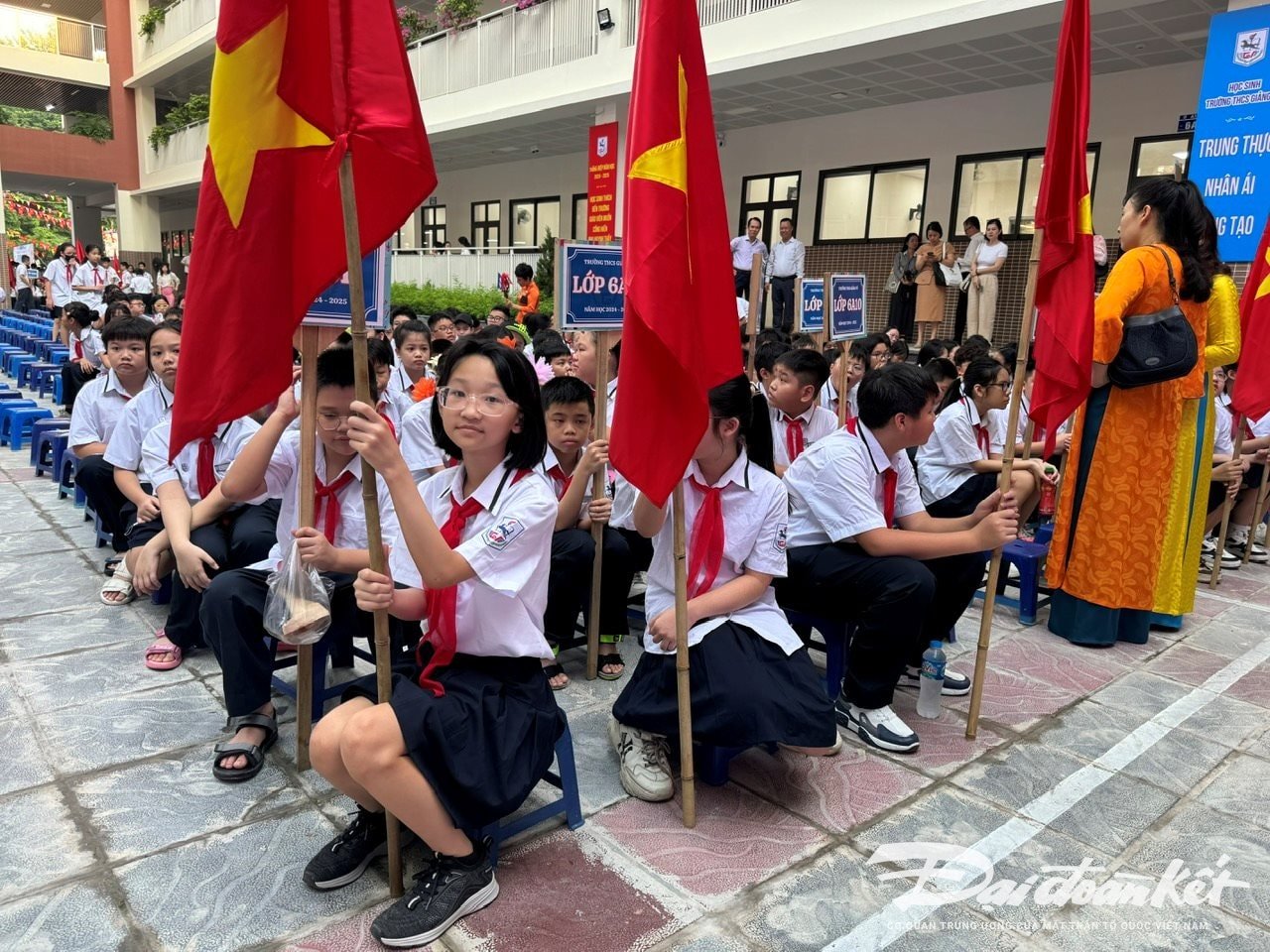 Los estudiantes de la escuela secundaria Giang Vo asisten a la ceremonia de apertura del año escolar 2024-2025.