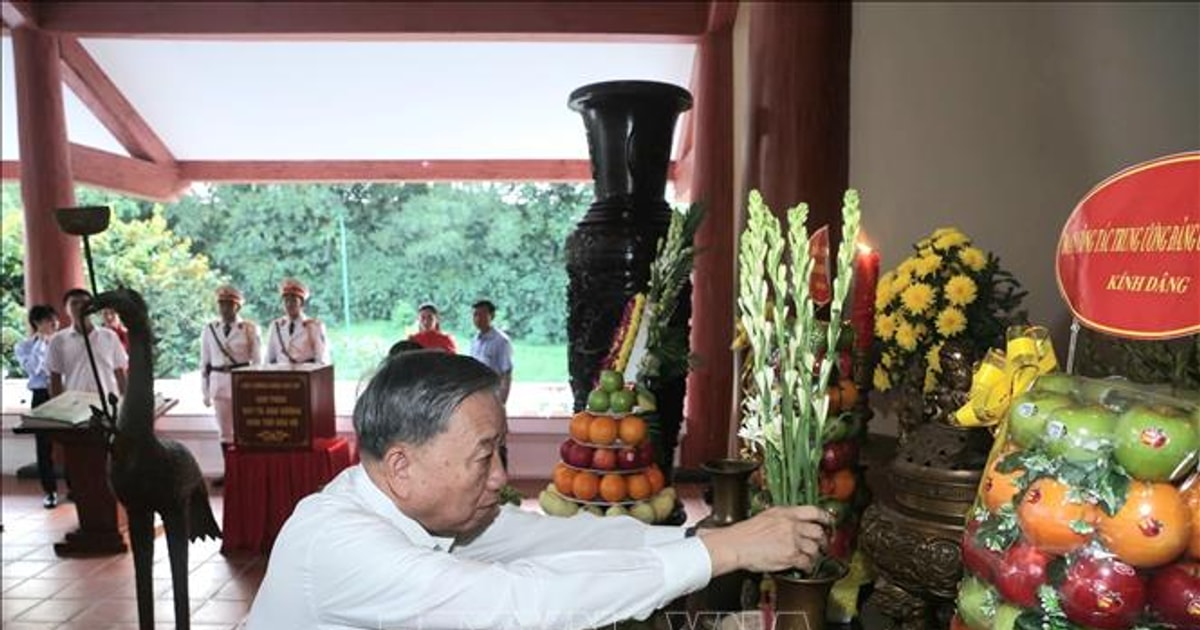 Le secrétaire général To Lam offre de l'encens pour commémorer le président Ho Chi Minh dans la province de Ca Mau