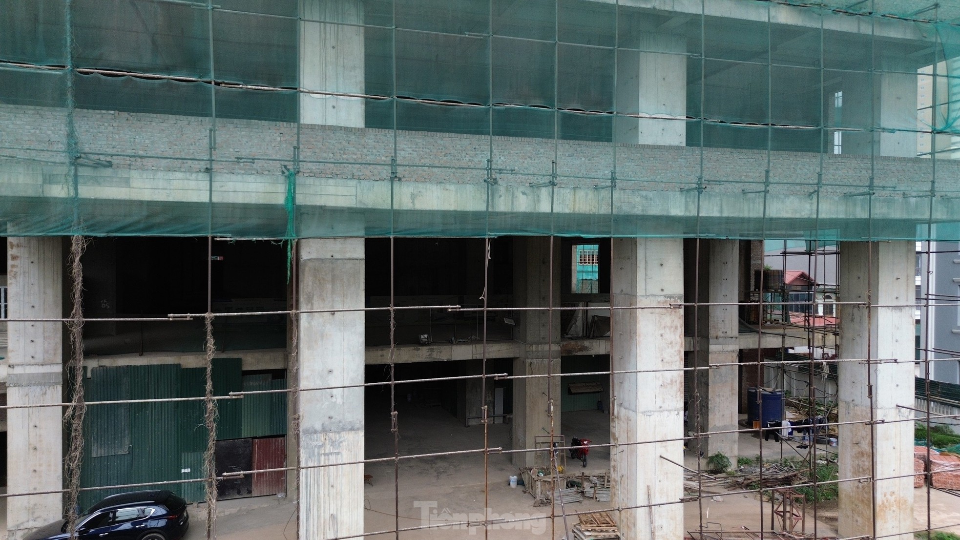 Movements of a series of apartment projects in Hanoi after a long period of abandonment and fenced off with corrugated iron photo 9