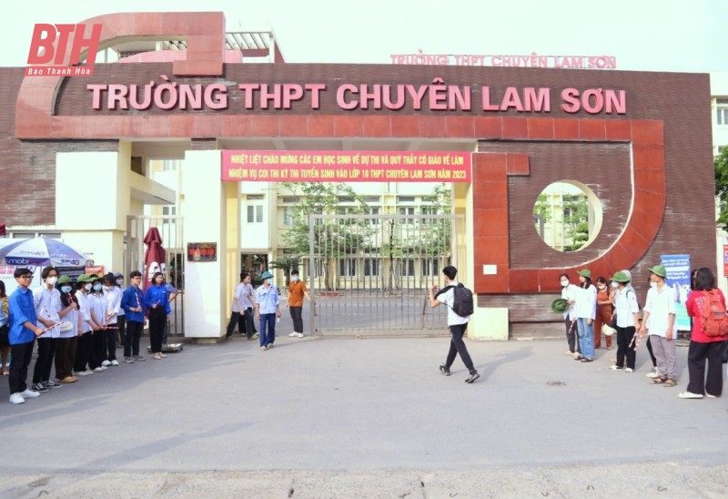 Thí sinh hào hứng thi môn đầu tiên vào lớp 10 Trường THPT Chuyên Lam Sơn