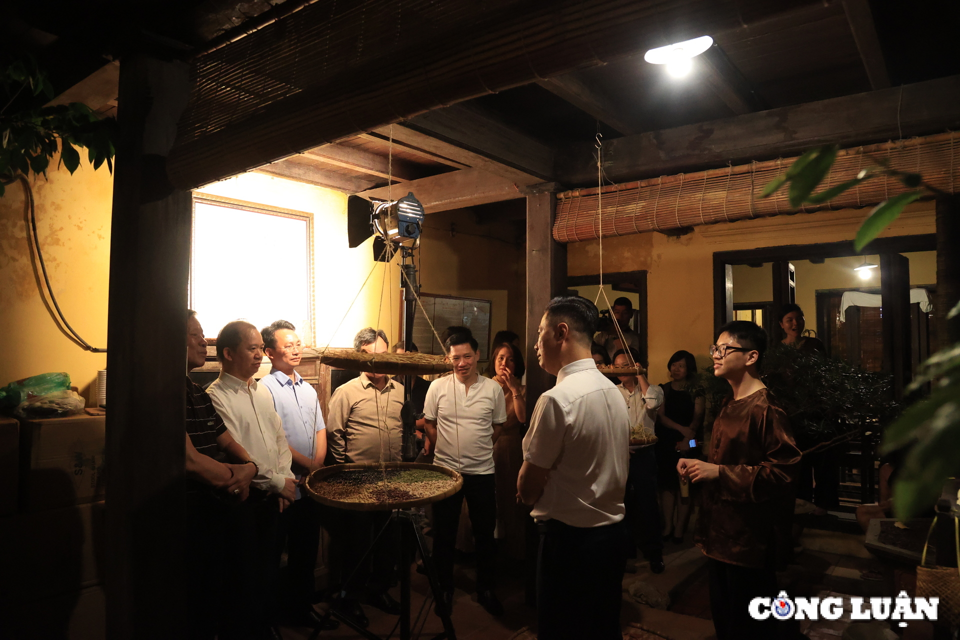 Los turistas experimentan el espectáculo en vivo de los vendedores ambulantes en Hanoi foto 3