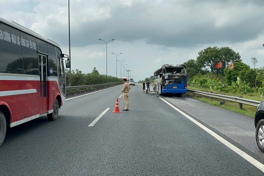 Ô tô khách bốc cháy ngùn ngụt trên cao tốc - 2