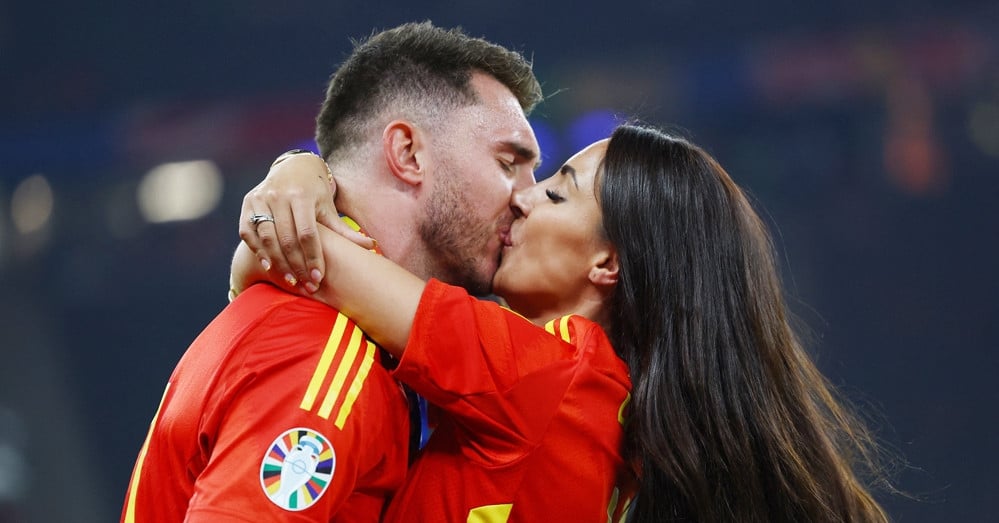 Bella esposa besa apasionadamente a jugador español