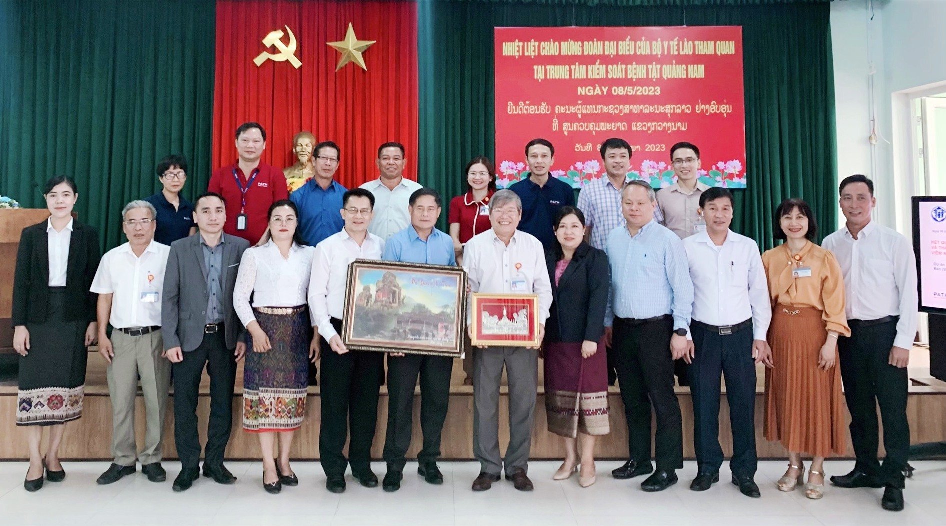 Delegation of Lao Ministry of Health, CDC Quang Nam and representative of PATH organization took souvenir photo.