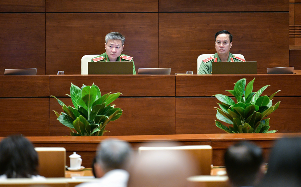 Delegados que asisten a la sesión de debate - Foto: Quochoi.vn