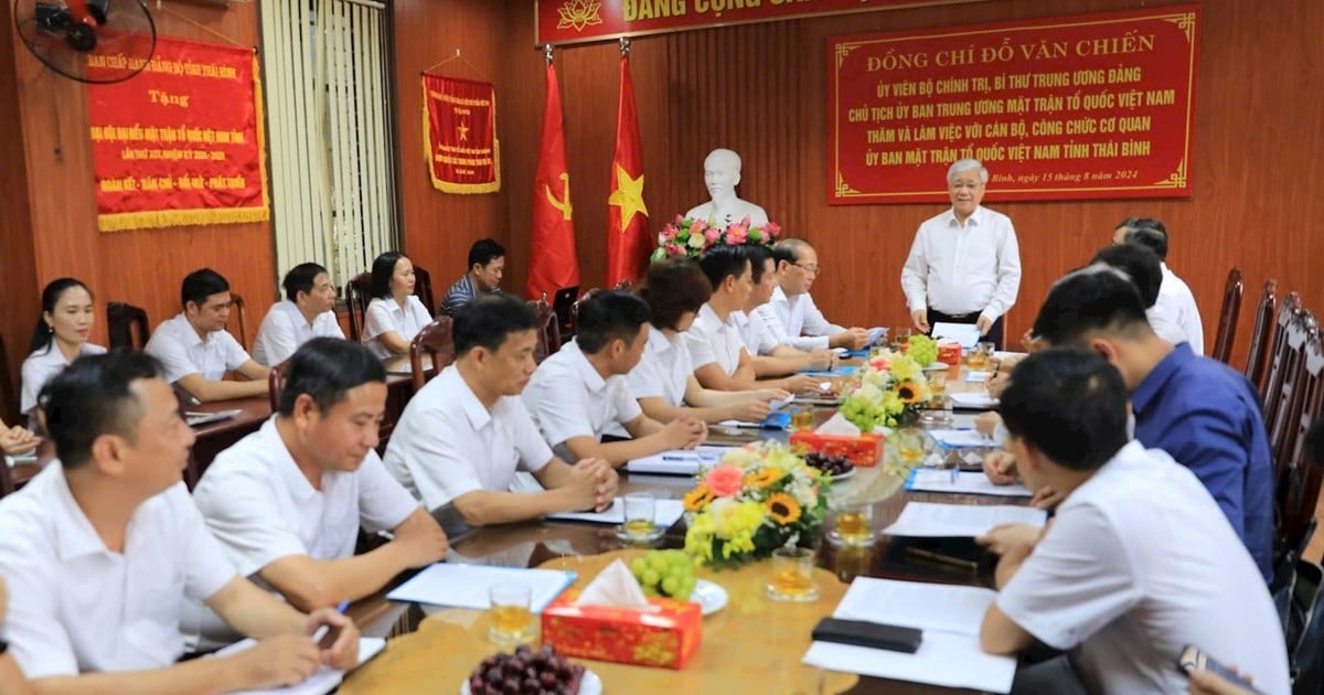 El presidente Do Van Chien trabaja con funcionarios del Comité del Frente de la Patria de la provincia de Thai Binh