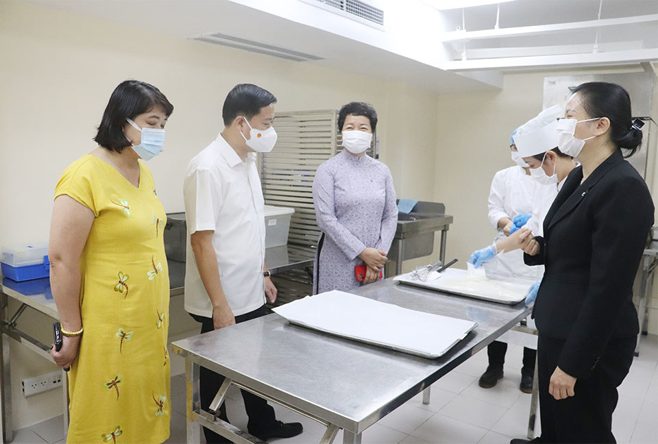 El Equipo de Inspección No. 1 del Departamento de Higiene y Seguridad Alimentaria de Hanoi inspeccionó el proceso de producción de pasteles de luna en el Hotel Sofitel Legend Metropole Hanoi.