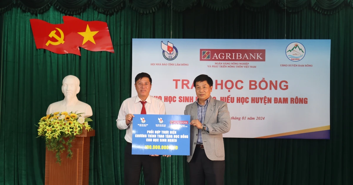 Awarding 100 million VND in scholarships to studious students in Dam Rong district