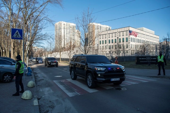 Bên ngoài Đại sứ quán Mỹ ở Kiev. (Ảnh: Reuters)