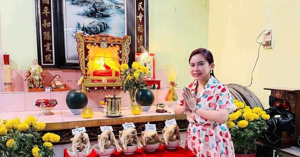 ថ្ងៃទី ៣ នៃបុណ្យតេត សិល្បករផ្តល់មាន់ ដើម្បីឧទ្ទេសនាមដល់បុព្វការីជន។