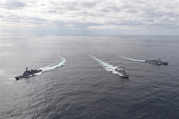 2023年2月22日、海上自衛隊の護衛艦あたご、アメリカの駆逐艦バリー、韓国の世宗大王級駆逐艦が、韓国の鬱陵島東方の国際海域でミサイル防衛訓練に参加した。写真：AFP/VNA
