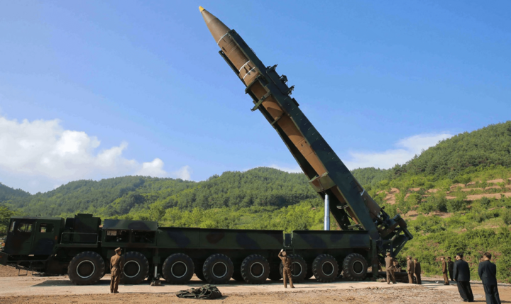 ICBM Hwasong-14 trên bệ phóng vận chuyển.