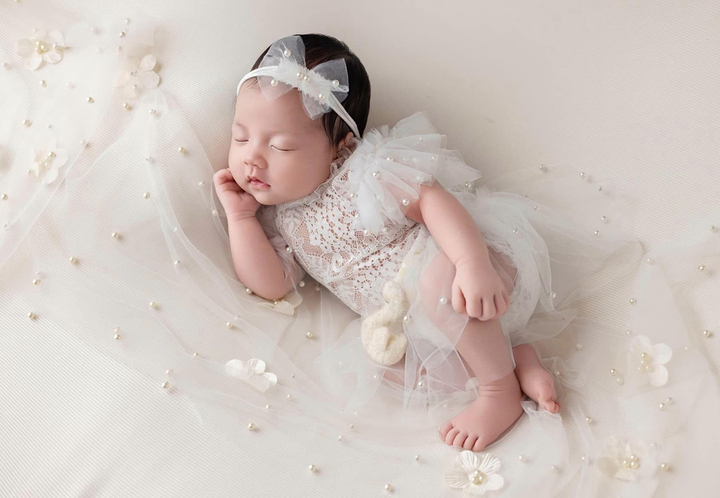 Dang Thu Thao and her husband have taken a set of photos to commemorate the first birth of their third child.