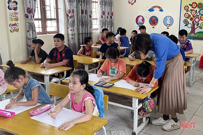 Estudiantes del distrito montañoso de Ha Tinh dibujan un dibujo 