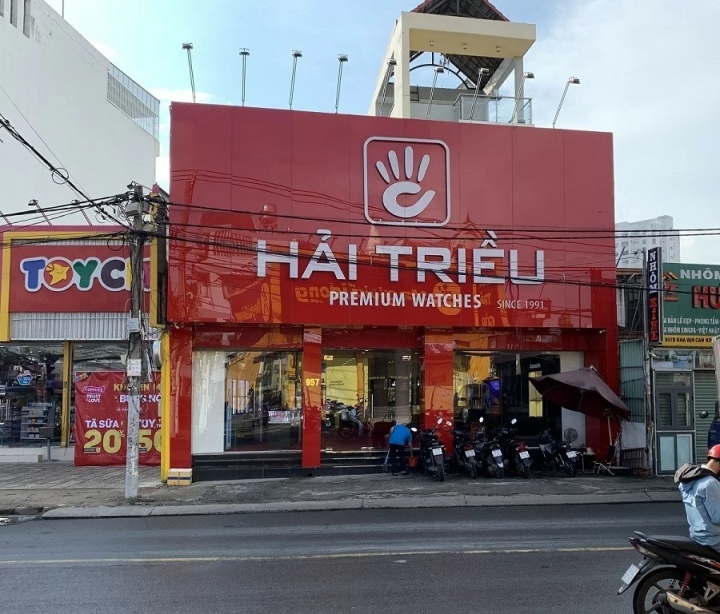 Hai Trieu Watches は、全国に高級店のチェーンを展開し、細心の注意を払って専門的に取り組んでいます。