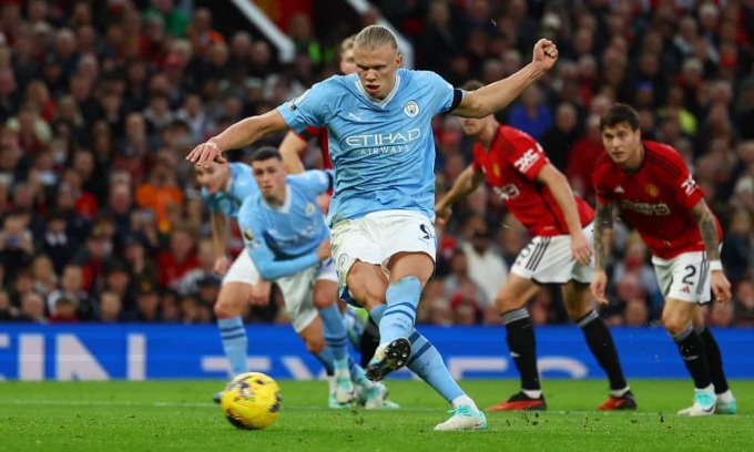 Haaland đá phạt đền mở tỷ số trận Man City hạ Man Utd 3-0 ngày 29/10. Ảnh: Reuters