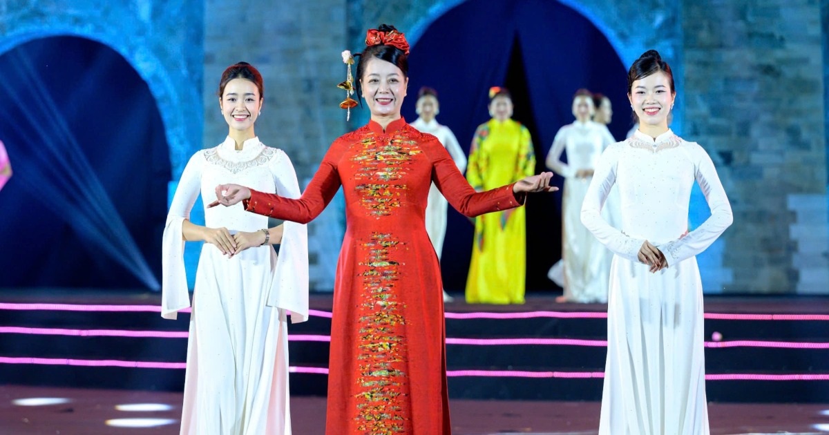 Meritorious Artist Chieu Xuan wears a unique ao dai inspired by international painting