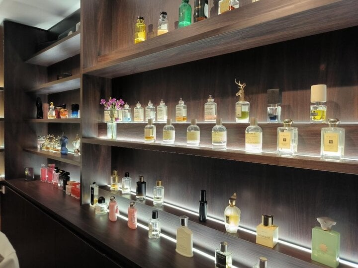 Dior สร้างสรรค์กลิ่นหอมอันซับซ้อนมากมายเพื่อแสดงถึงบุคลิกที่แตกต่างกันของผู้ใช้ โดยเฉพาะผู้หญิง