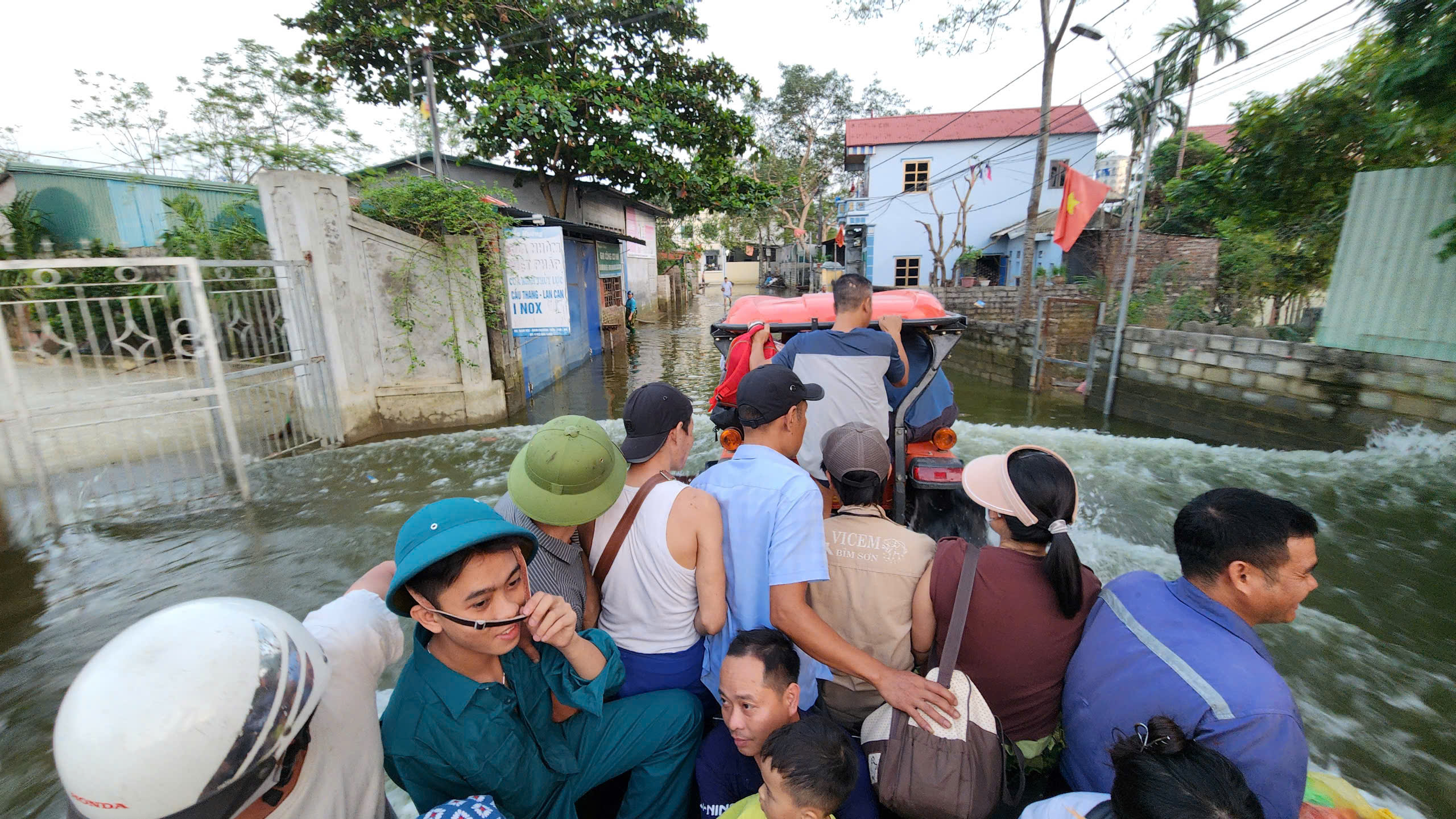 Báo Giao thông trao hàng nghìn phần quà đến với người dân vùng rốn lũ Hà Nội- Ảnh 3.