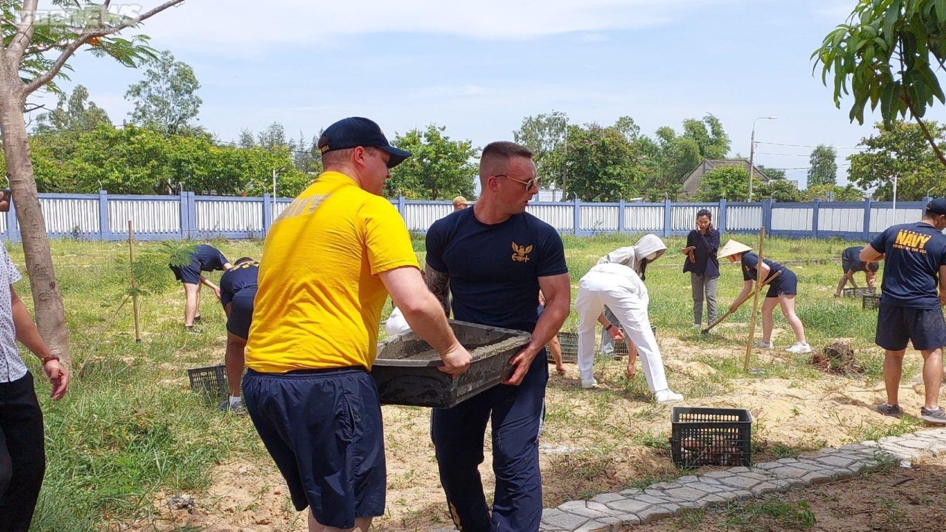 Sailors of the US aircraft carrier USS Ronald Reagan show off their skills as construction workers with orphans in Da Nang - 5