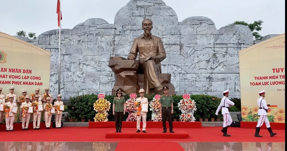 Lao Cai : 1 personne a été honorée par le ministère de la Sécurité publique en tant que jeune exceptionnel ayant suivi les enseignements de l'Oncle Ho.