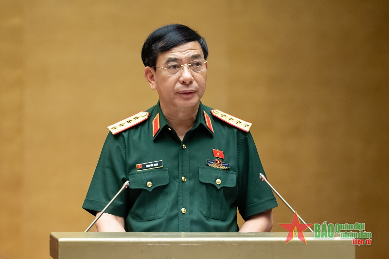 Le général Phan Van Giang a présenté la proposition de projet de loi sur la gestion et la protection des ouvrages de défense nationale et des zones militaires.