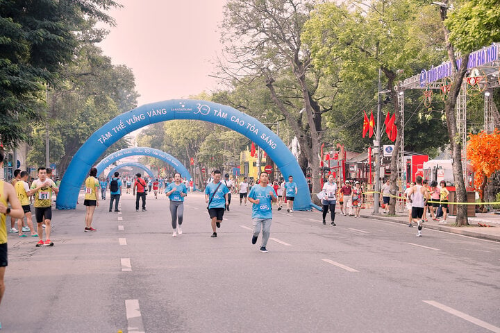 Les « coureurs de Tan A Dai Thanh » participent à la course.