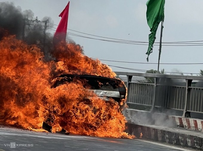 Un incendie a ravagé une voiture sur l'autoroute 30 le matin du 9 février. Photo : Phuoc Thanh