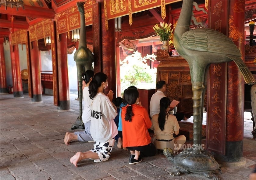 Be confident in yourself instead of touching the turtle's head, offering prayers and fortune telling. Photo 1