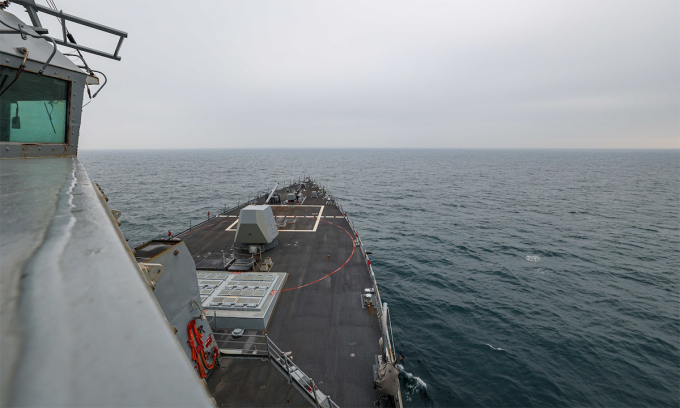 El destructor estadounidense USS John Finn pasó por el estrecho de Taiwán el 5 de marzo. Foto: Marina de los EE. UU.