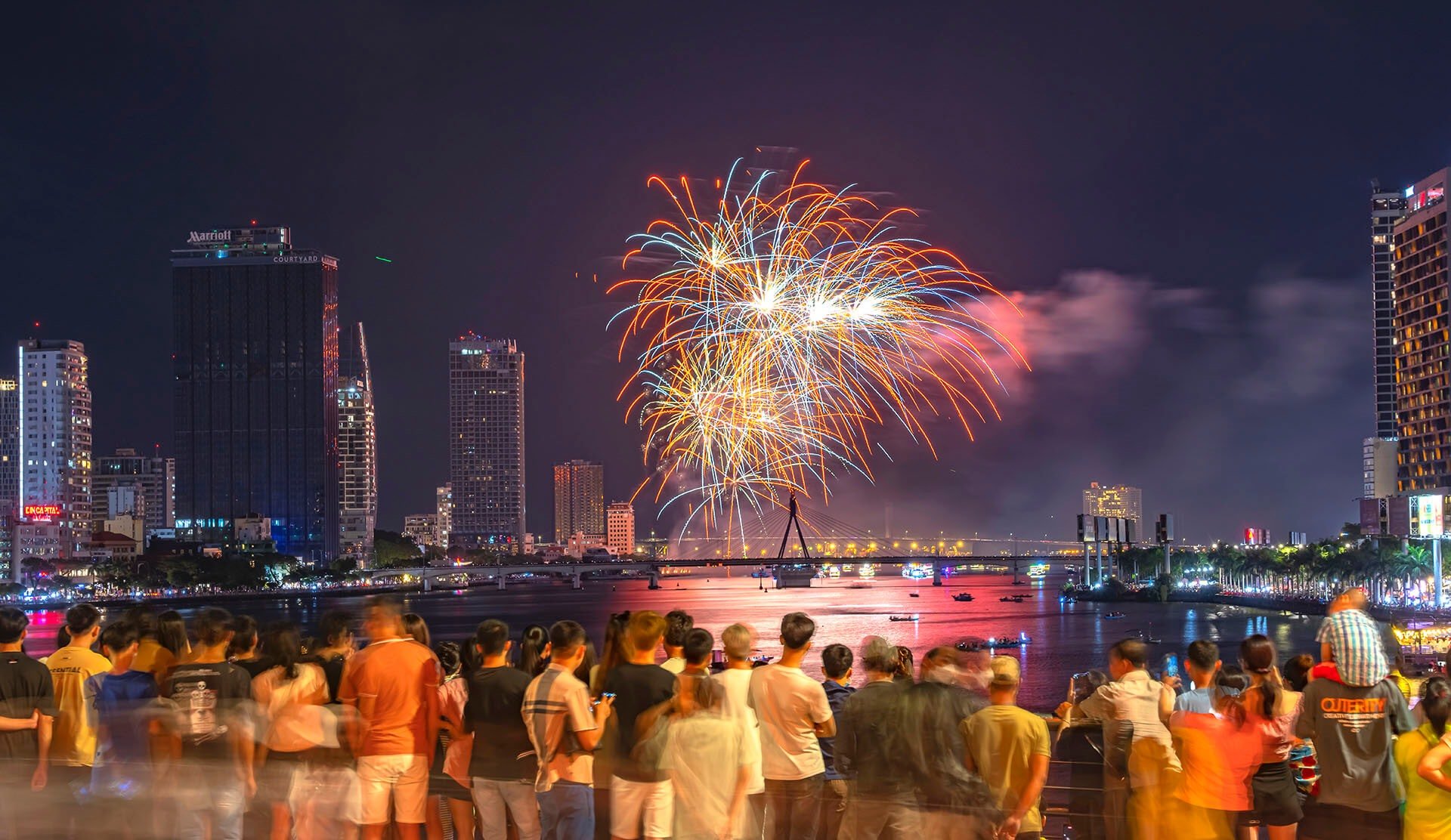 Tens of thousands of people and tourists crowded the Han River and the stands to watch the live performance of the two fireworks teams Canada and France on June 10, 2023. Photo: ND