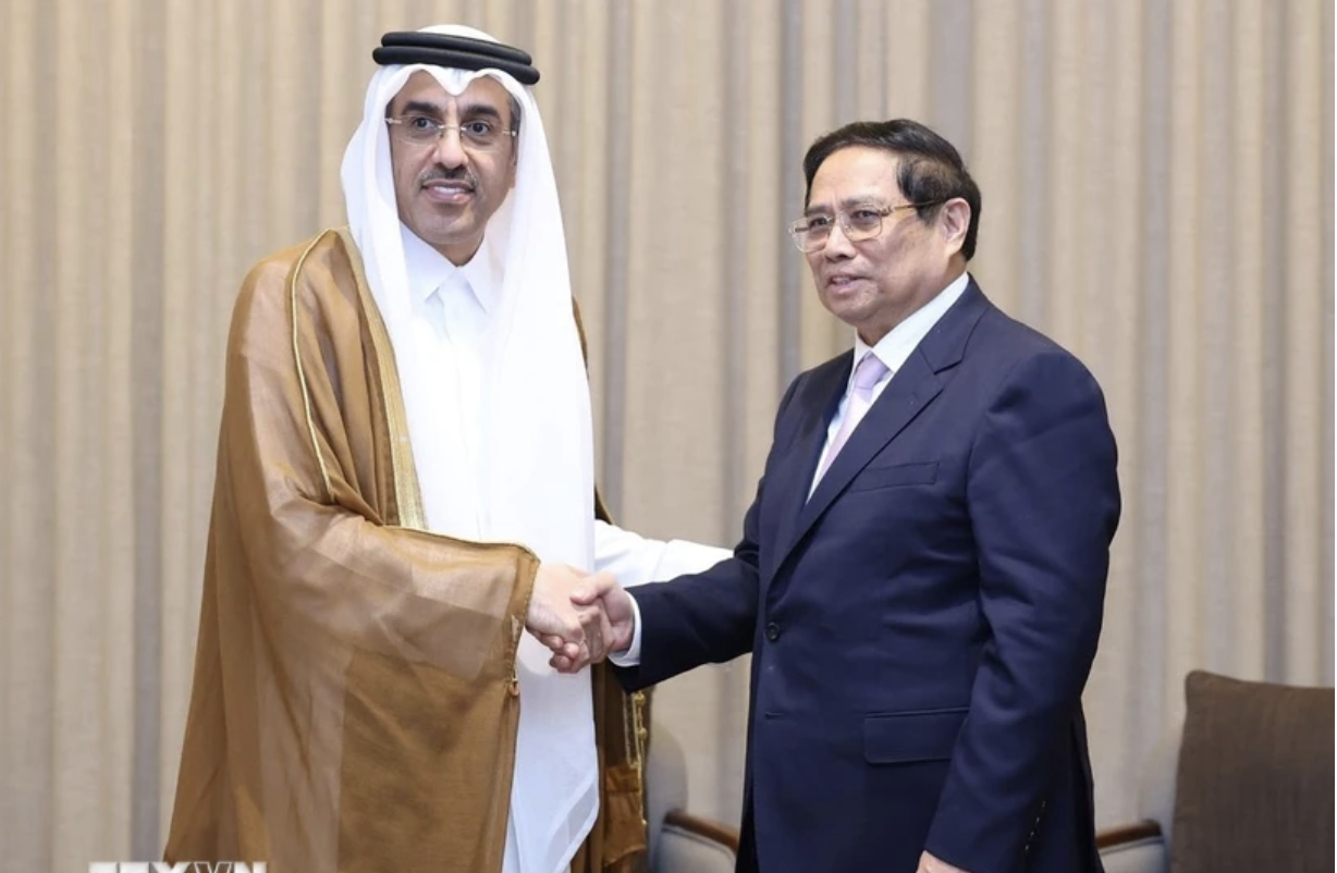 El primer ministro Pham Minh Chinh recibe a los líderes del Ministerio de Trabajo de Qatar