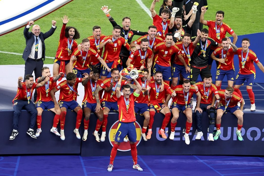 Khoảnh khắc Tây Ban Nha nâng cao chiếc Cúp vô địch Euro 2024 - 3