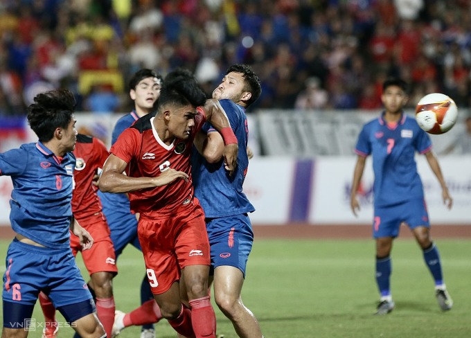 El delantero Sananta (número 9) cabeceó el balón, lo que provocó que el defensor tailandés Songchai anotara un autogol, abriendo el marcador para Indonesia a mitad del primer tiempo. Foto: Hieu Luong