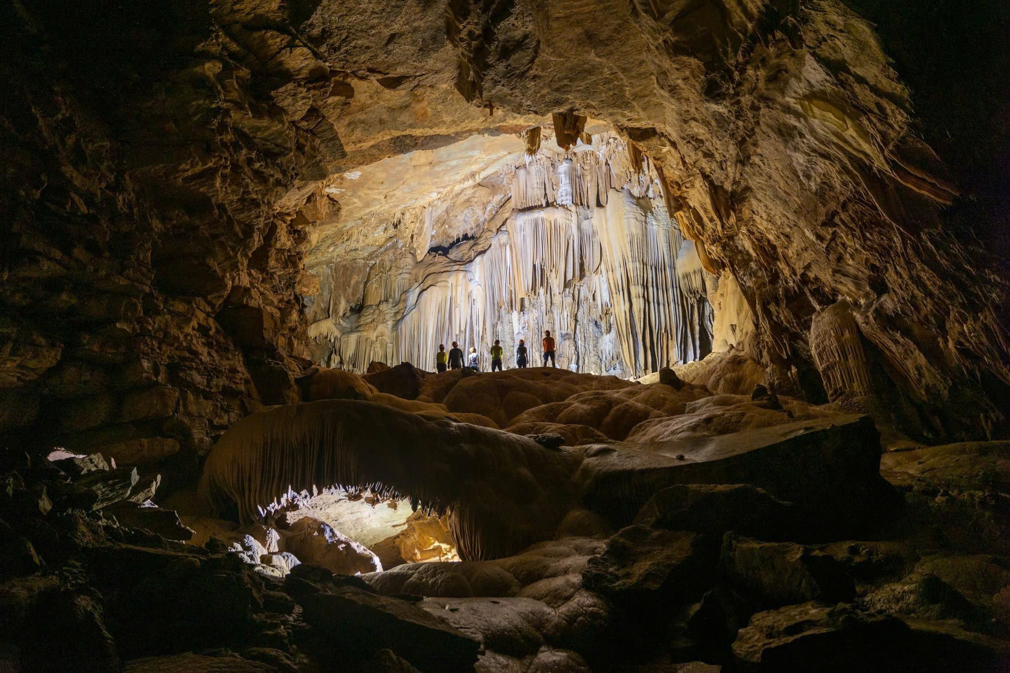 Hung Thoong cave system is one of the most pristine places, located in the strictly protected area of ​​Phong Nha - Ke Bang National Park. Currently, Hung Thoong has been exploited for tourism with many levels of exploration from easy to difficult.