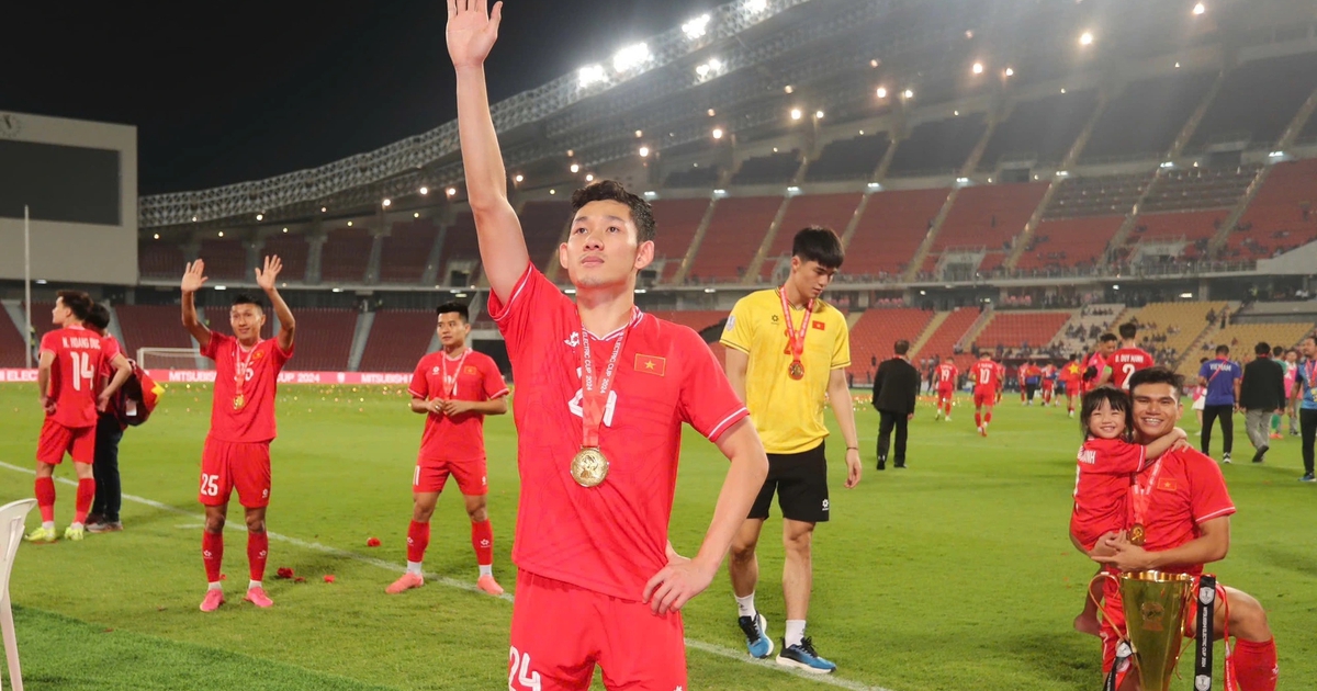 AFF Cup champion Hai Long warms the hearts of his hometown fans