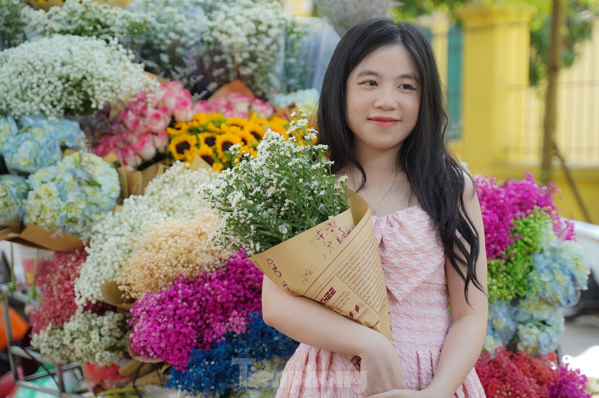 El otoño llama a la puerta, las musas se apresuran a registrarse en las calles de Hanoi foto 5