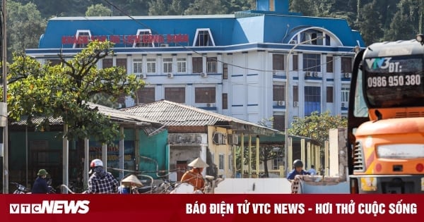 Derriban casi 50 quioscos que bloquean la playa más hermosa de Ha Tinh