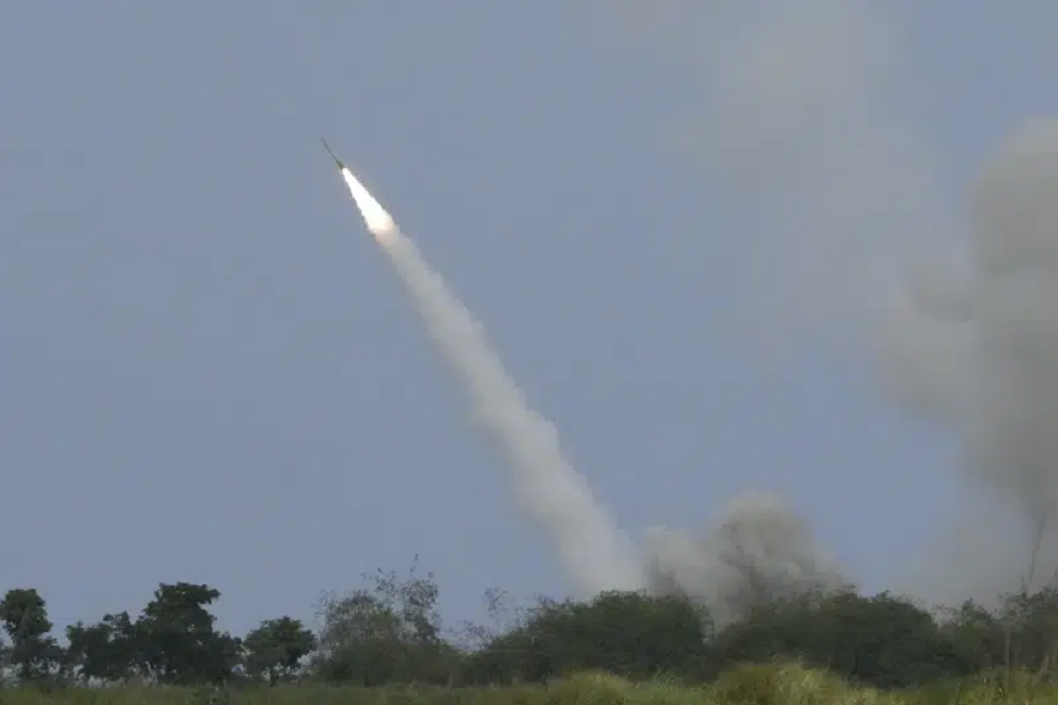 Hỏa thần HIMARS nã tên lửa vào tàu hộ vệ loại biên của Philippines - Ảnh 1.